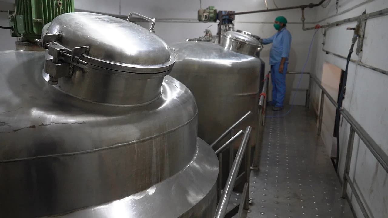 Stainless-steel processing and blending vessels with an operator